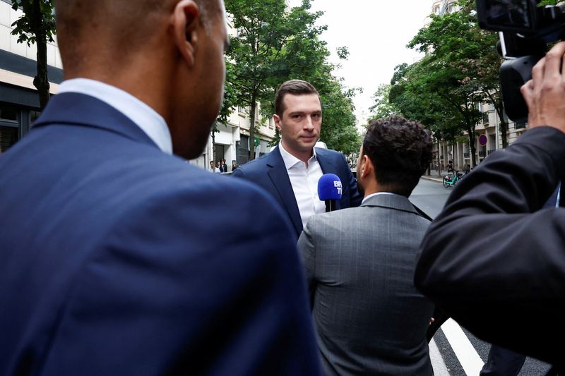 © Reuters. Jordan Bardella, President of the French far-right National Rally (Rassemblement National - RN) party, arrives at the RN party headquarters in Paris, France, July 1, 2024. REUTERS/Benoit Tessier/File Photo