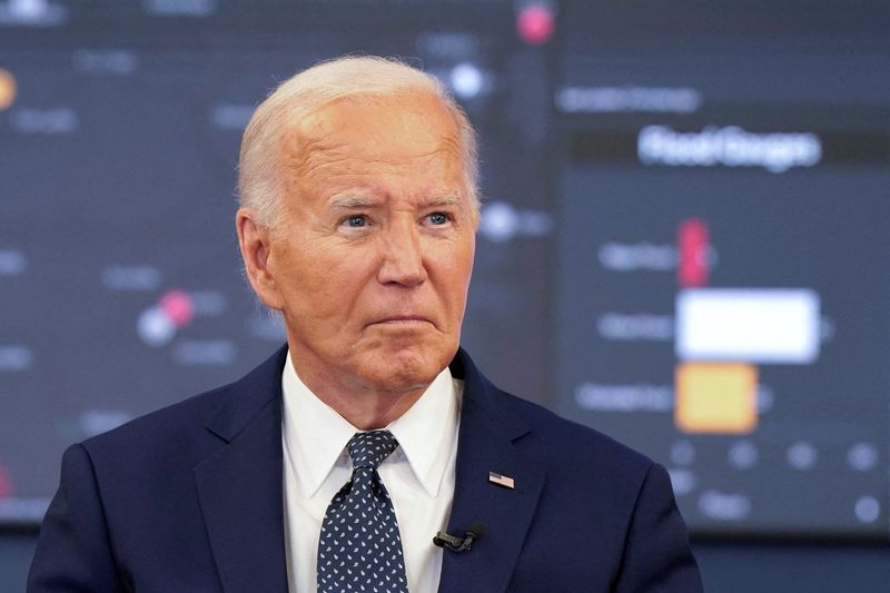 © Reuters. FILE PHOTO: U.S. President Joe Biden speaks during a briefing from federal officials on extreme weather at the D.C. Emergency Operations Center in Washington, U.S., July 2, 2024. REUTERS/Elizabeth Frantz/File Photo