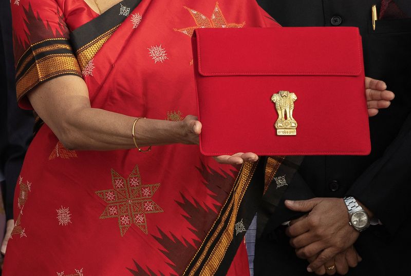 © Reuters. India's Finance Minister Nirmala Sitharaman holds up a folder with the Government of India's logo as she leaves her office to present the federal budget in the parliament, in New Delhi, India, February 1, 2023. REUTERS/Adnan Abidi/File Photo