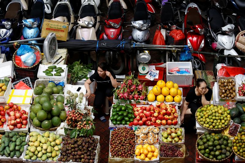 © Reuters. FILE PHOTO: Vendors are seen at the Hom Market in Hanoi, Vietnam May 17, 2017. REUTERS/Kham/File Photo