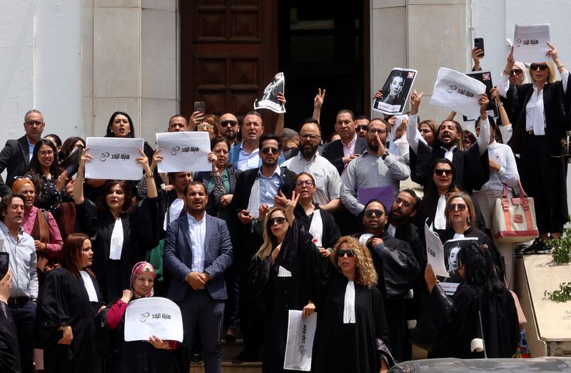 © Reuters. FILE PHOTO: Lawyers carry banners during a protest against the arrest of Sonia Dahmani, a prominent lawyer critical of the president, outside the Palace of Justice building in Tunis, Tunisia May 13, 2024. REUTERS/Jihed Abidellaoui/File Photo