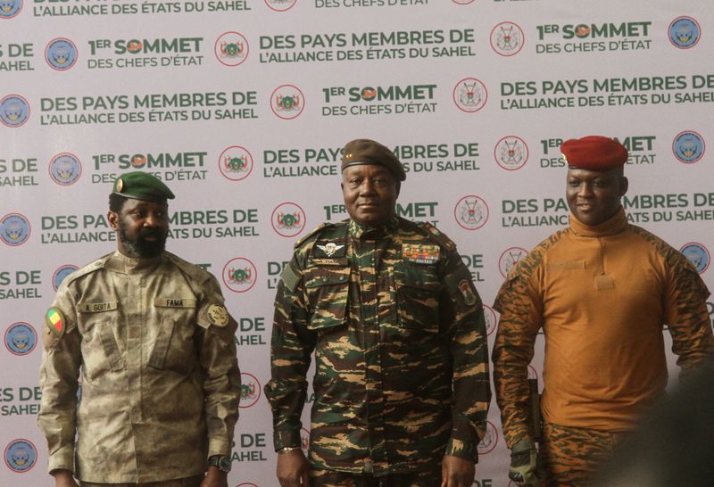 © Reuters. Heads of state of Mali's Assimi Goita, Niger's General Abdourahamane Tiani and  Burkina Faso's Captain Ibrahim Traore pose for photographs during the first ordinary summit of heads of state and governments of the Alliance of Sahel States (AES) in Niamey, Niger July 6, 2024. REUTERS/Mahamadou Hamidou