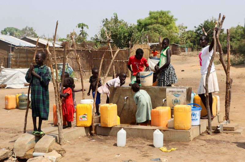 &copy; Reuters. FILE PHOTO: Sudanese refugees collect water from a borehole at the Gorom Refugee camp hosting Sudanese refugees who fled recent fighting, near Juba, in South Sudan January 26, 2024. REUTERS/Samir Bol/File Photo