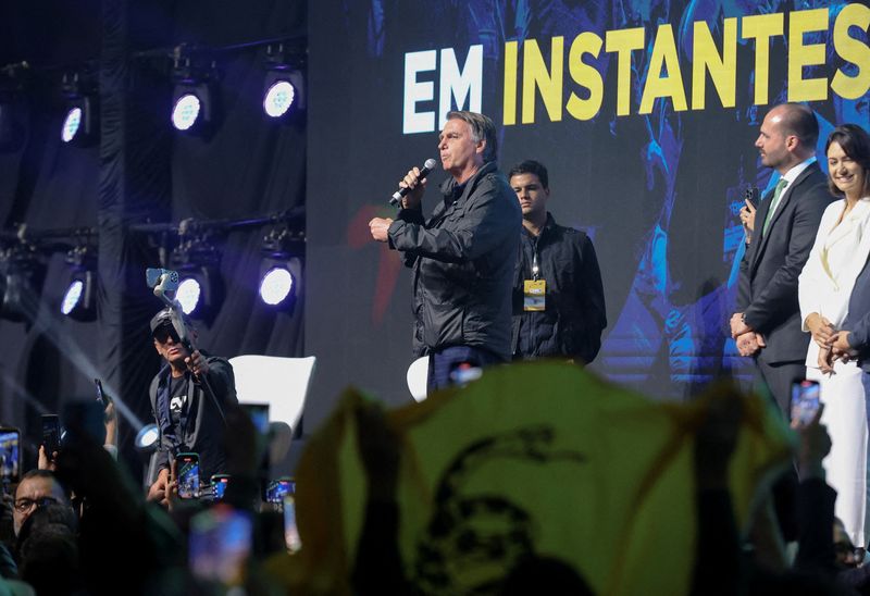 © Reuters. Brazil's former president Jair Bolsonaro speaks while a person holds a Gadsden flag during the CPAC (Conservative Political Action Conference) in Balneario Camboriu, Santa Catarina state, Brazil July 6, 2024. REUTERS/Anderson Coelho