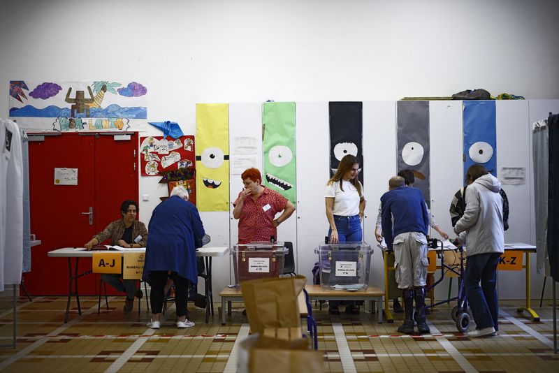 ©Reuters.  On July 7, 2024, people participated in the second round of voting in France's early parliamentary elections at a polling station in Paris, France.