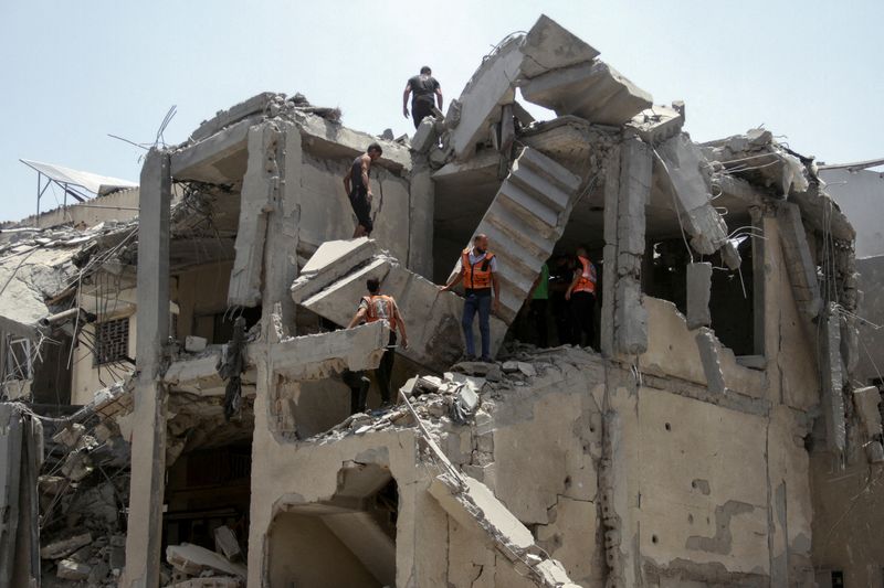 © Reuters. Palestinian rescuers work to evacuate casualties from a residential building hit by Israeli strikes which destroyed shops at Gaza's Old City market, amid the Israel-Hamas conflict, in Gaza City July 4, 2024. REUTERS/Mahmoud Issa/File Photo