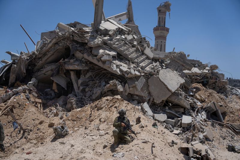 © Reuters. An Israeli soldier operates during a ground operation in the southern Gaza Strip, amid the Israel-Hamas conflict, July 3, 2024. Ohad Zwigenberg/Pool via REUTERS