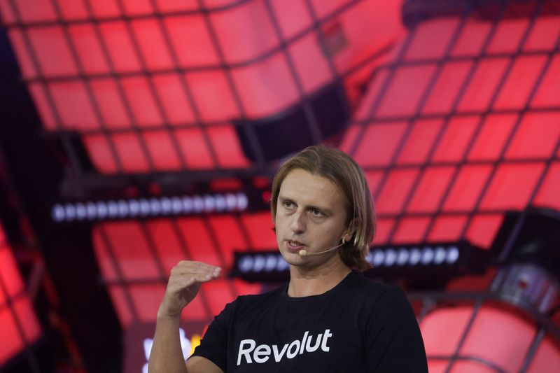 © رويترز.  نيكولاي ستورونسكي، المؤسس والرئيس التنفيذي لشركة Revolut يتحدث خلال قمة الويب، وهو مؤتمر تكنولوجي، في ريو دي جانيرو، البرازيل، 2 مايو 2023. رويترز / بيلار أوليفاريس / صورة الملف