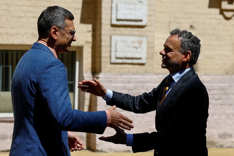 © Reuters. Ukrainian Foreign Minister Dmytro Kuleba welcomes his Dutch counterpart Caspar Veldkamp, amid Russia's attack on Ukraine, in Kyiv, Ukraine July 6, 2024. REUTERS/Valentyn Ogirenko