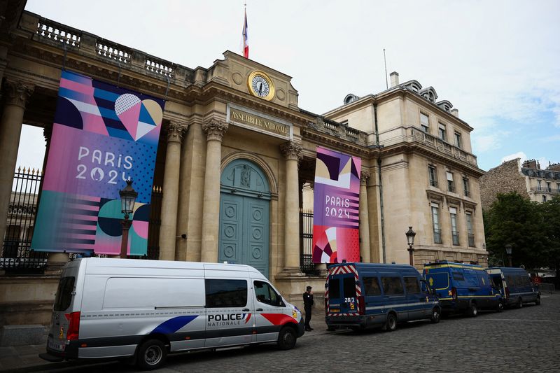 © Reuters. French police and gendarmerie trucks are parked near the National Assembly during the second round of the early French parliamentary election,  in Paris, France, July 7, 2024. REUTERS/Guglielmo Mangiapane