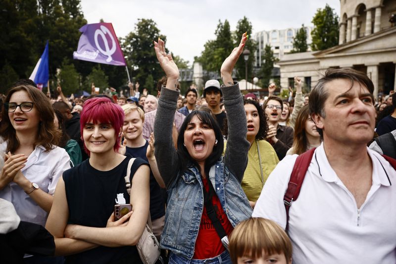 &copy; Reuters. Supporters of French far-left opposition party La France Insoumise (France Unbowed - LFI) gather at Place Stalingrad before partial results in the second round of the early French parliamentary elections in Paris, France, July 7, 2024. REUTERS/Yara Nardi