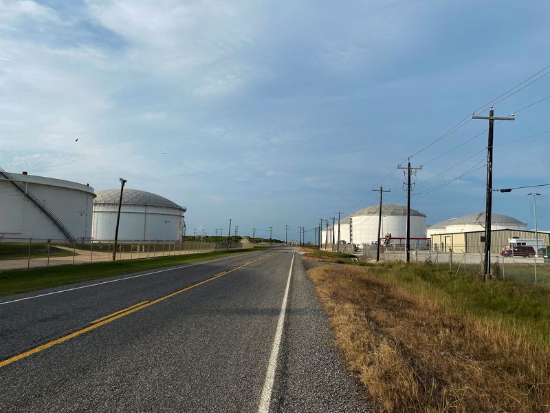 © Reuters. Oil tanks are pictured at Buckeye Partners' South Texas Gateway oil terminal in Corpus Christi, U.S., May 14, 2023. REUTERS/Arathy Somasekhar/File photo