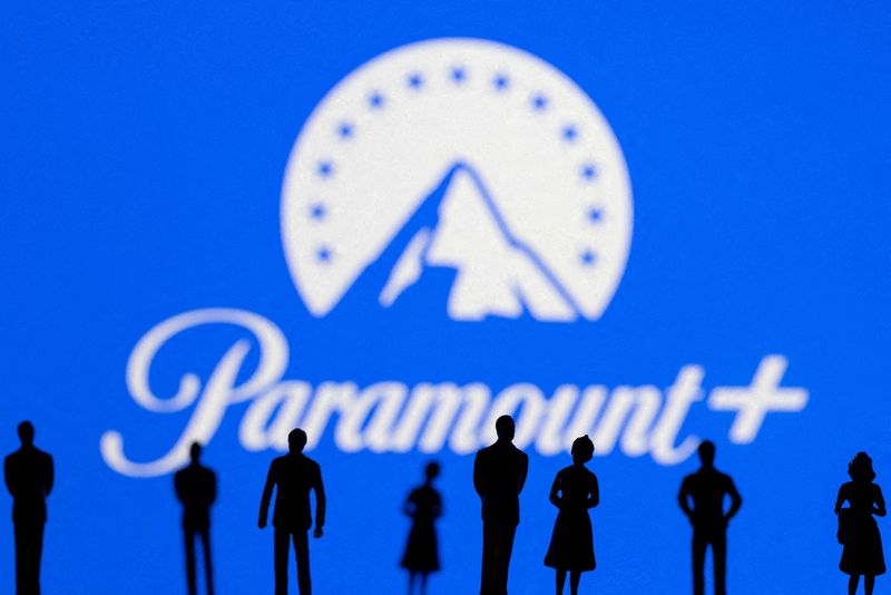 © Reuters. ẢNH TẬP TIN: Các hình đồ chơi của mọi người được nhìn thấy trước logo Paramount + được hiển thị, trong hình minh họa này được chụp vào ngày 20 tháng 1 năm 2022. REUTERS/Dado Ruvic/Minh họa/Ảnh tập tin