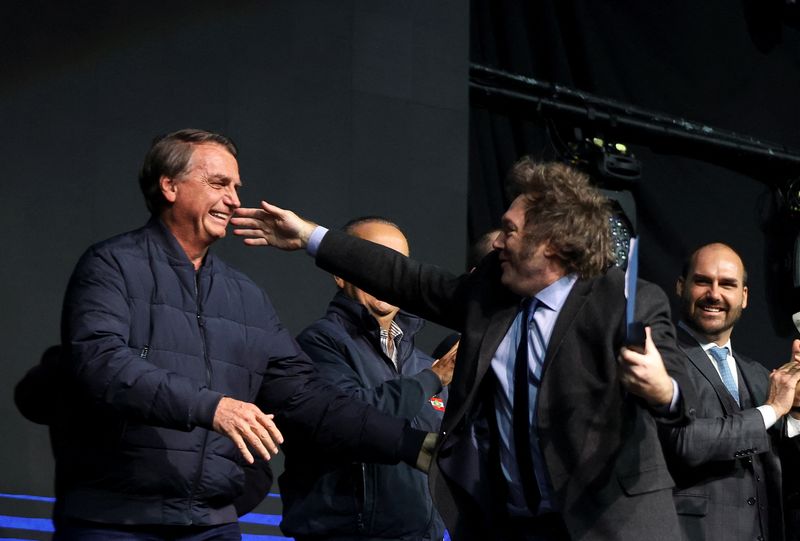 © Reuters. Argentine President Javier Milei gestures near Brazil's former president Jair Bolsonaro, as he speaks during the CPAC (Conservative Political Action Conference) in Balneario Camboriu, Santa Catarina state, Brazil July 7, 2024. REUTERS/Anderson Coelho