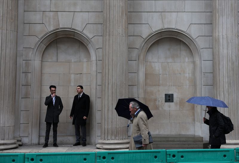 © Reuters. FILE PHOTO: Commuters walk pass the Bank of England in the City of London financial district in London, Britain, February 13, 2024. REUTERS/Isabel Infantes/File Photo