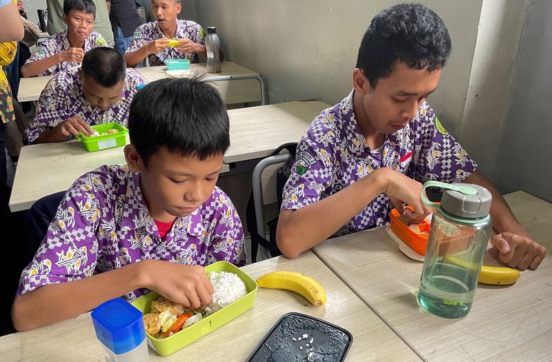 © Reuters. Students eat their meals during the trial of a free-lunch programme for students at a junior high school in Tangerang, on the outskirts of Jakarta, Indonesia, February 29, 2024. REUTERS/Stefanno Sulaiman/File photo