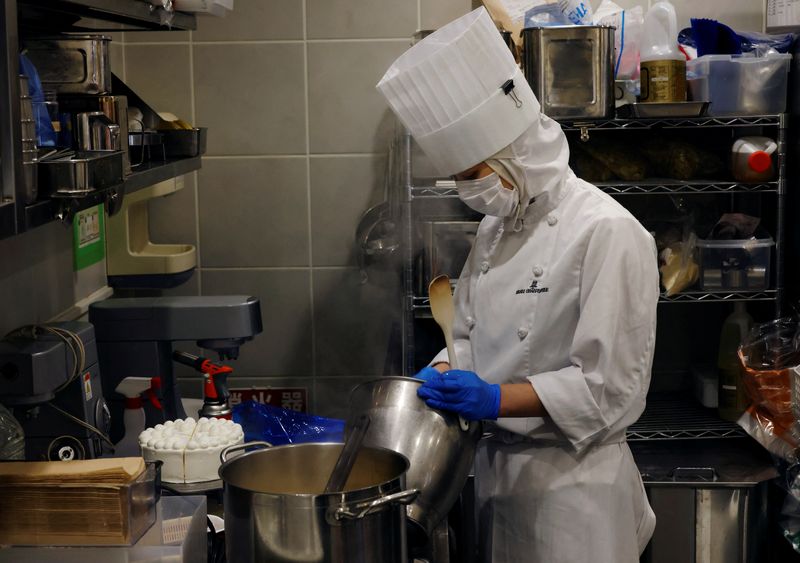 &copy; Reuters. File photo: An employee of Suzette Holdings Co. prepares cakes at the shop in Tokyo, Japan April 27, 2023. REUTERS/Kim Kyung-Hoon/File photo