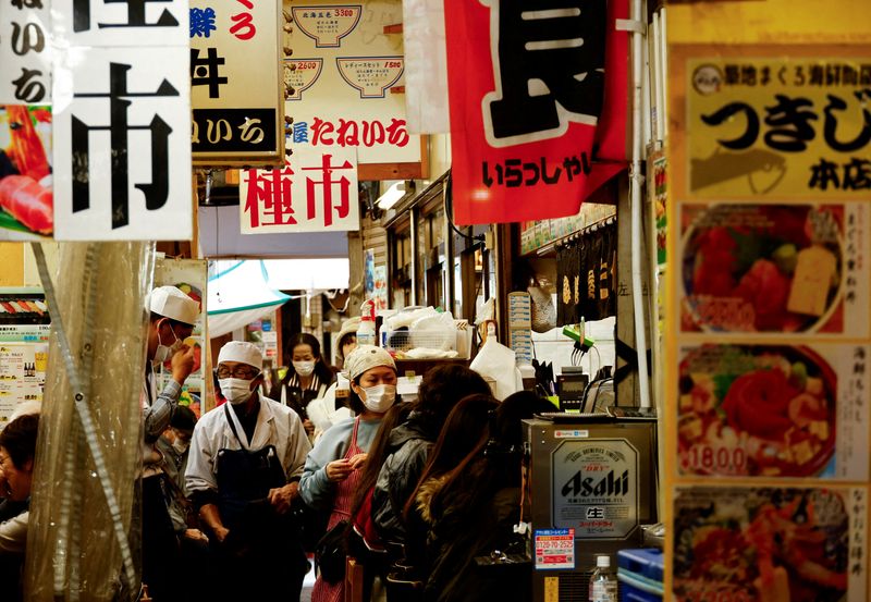 © Reuters. FILE PHOTO: Employees of seafood restaurants work at Tsukiji Outer Market in Tokyo, Japan, February 15, 2024. REUTERS/Issei Kato/File Photo