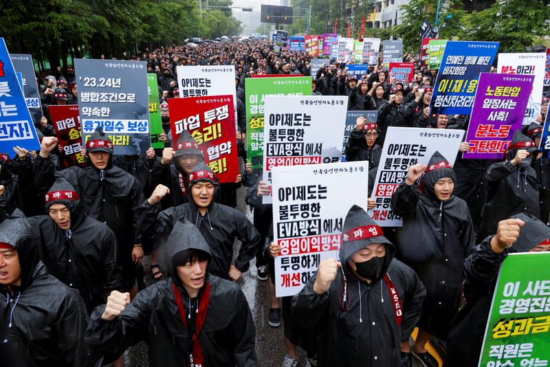 © Reuters. The National Samsung Electronics Union (NSEU) workers hold placards during a general strike to disrupt production between July 8 and 10, in front of the Samsung Electronics Nano City Hwaseong Campus in Hwaseong, South Korea, July 8, 2024. REUTERS/Kim Soo-hyeon