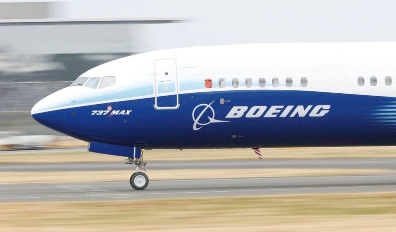 © Reuters. FILE PHOTO: A Boeing 737 Max aircraft during a display at the Farnborough International Airshow, in Farnborough, Britain, July 20, 2022.  REUTERS/Peter Cziborra/File Photo