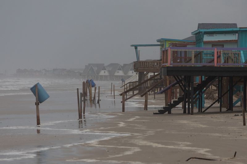 © Reuters. Rain and swells from Hurricane Beryl approach homes along Surfside Beach, Texas, U.S., July 7, 2024.  REUTERS/Adrees Latif