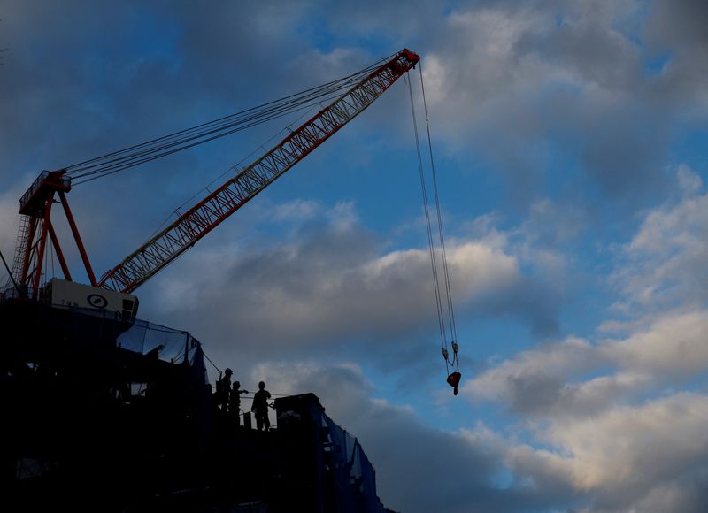 © Reuters. FILE PHOTO: Workers are seen at a construction site at a business district in Tokyo, Japan January 23, 2024. REUTERS/Kim Kyung-Hoon/File Photo