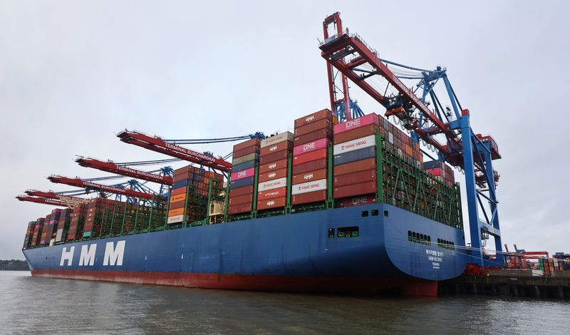 © Reuters. ẢNH TẬP TIN: Một tàu container đang dỡ hàng tại cảng Hamburg, Đức, ngày 9 tháng 10 năm 2023. REUTERS/Wolfgang Rattay/Ảnh tập tin