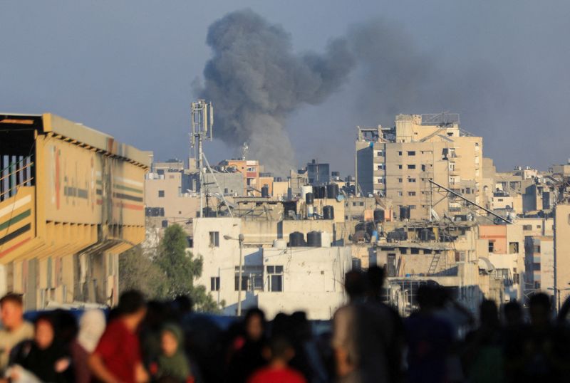 © Reuters. Smoke rises during an Israeli air strike, amid Israel-Hamas conflict, in Gaza City, July 7, 2024. REUTERS/Dawoud Abu Alkas 