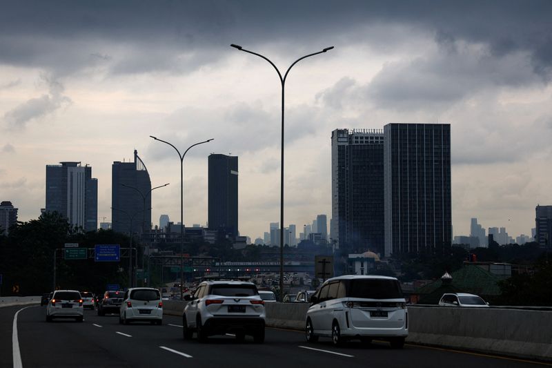 &copy; Reuters. FILE PHOTO: Vehicles drive on a highway as dark clouds are seen over the skyline during the rainy season in Jakarta, Indonesia, March 2, 2024. REUTERS/Willy Kurniawan/File Photo