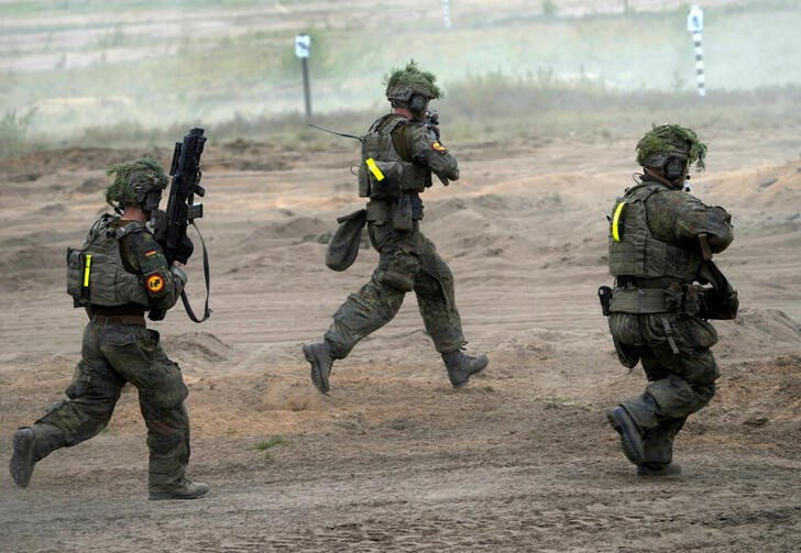 © Reuters. German army servicemen run during the Quadriga 2024 military exercise in Pabrade, Lithuania May 29, 2024. REUTERS/Ints Kalnins/file photo