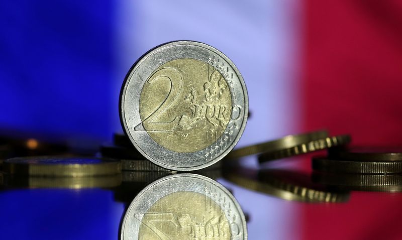 &copy; Reuters. Monete in euro davanti alla bandiera francese in questa immagine scattata il 7 maggio 2017. REUTERS/Dado Ruvic/Illustrazione/File photo