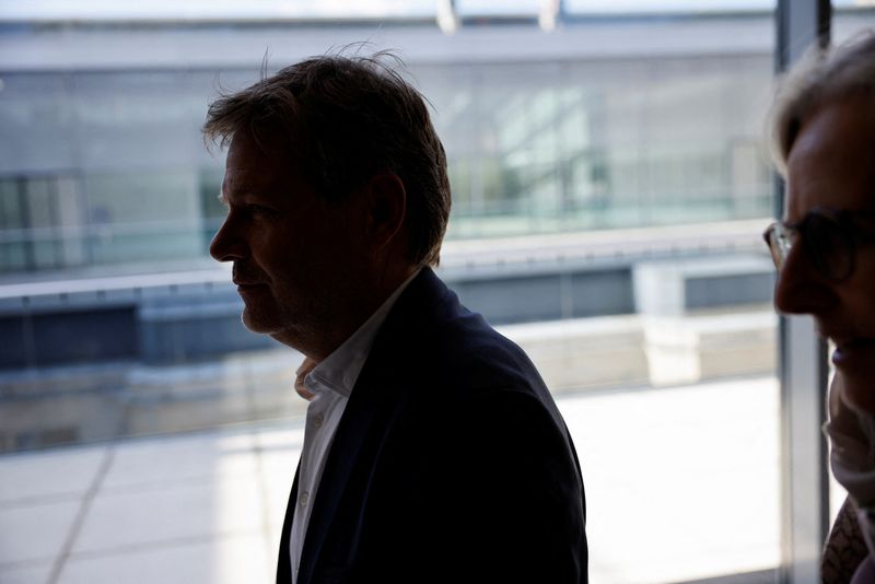 &copy; Reuters. Il ministro tedesco dell'Economia e del Clima Robert Habeck lascia la riunione del gruppo parlamentare del Partito dei Verdi, a Berlino, Germania, 5 luglio 2024. REUTERS/Axel Schmidt/Foto d'archivio