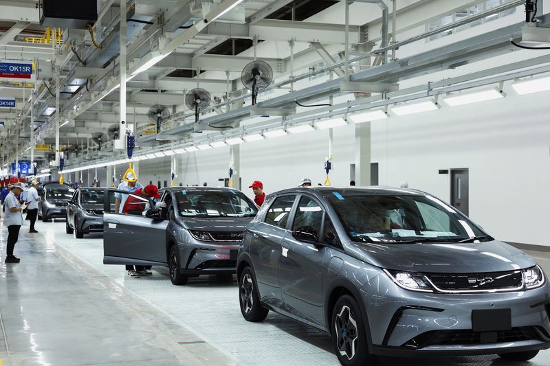 &copy; Reuters. FILE PHOTO: Workers check the EV cars inside BYD's first electric vehicle (EV) factory in Southeast Asia, a fast-growing regional EV market where it has become the dominant player, in Rayong, Thailand, July 4, 2024. REUTERS/Chalinee Thirasupa/File Photo