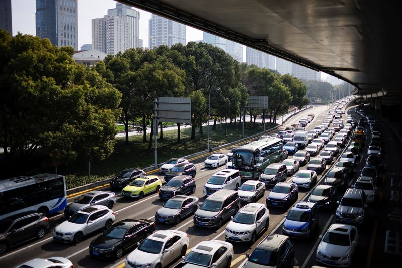 © Reuters. FILE PHOTO: Cars wait in traffic in Shanghai, China March 10, 2021. REUTERS/Aly Song/File Photo