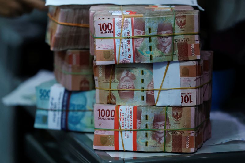 © Reuters. FILE PHOTO: Indonesian rupiah bank notes are seen at a money changer in Jakarta, Indonesia, October 14, 2022. REUTERS/Willy Kurniawan/File Photo