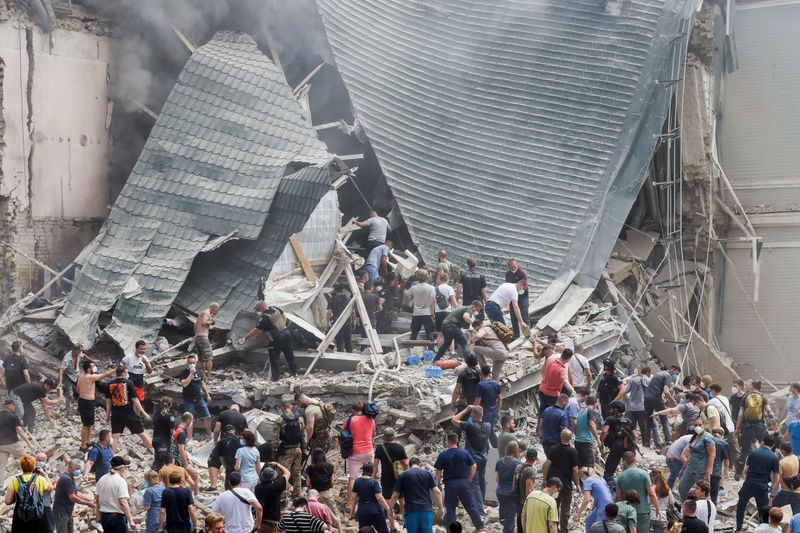 © Reuters. Rescuers work at Ohmatdyt Children's Hospital that was damaged during a Russian missile strikes, amid Russia's attack on Ukraine, in Kyiv, Ukraine July 8, 2024. REUTERS/Gleb Garanich