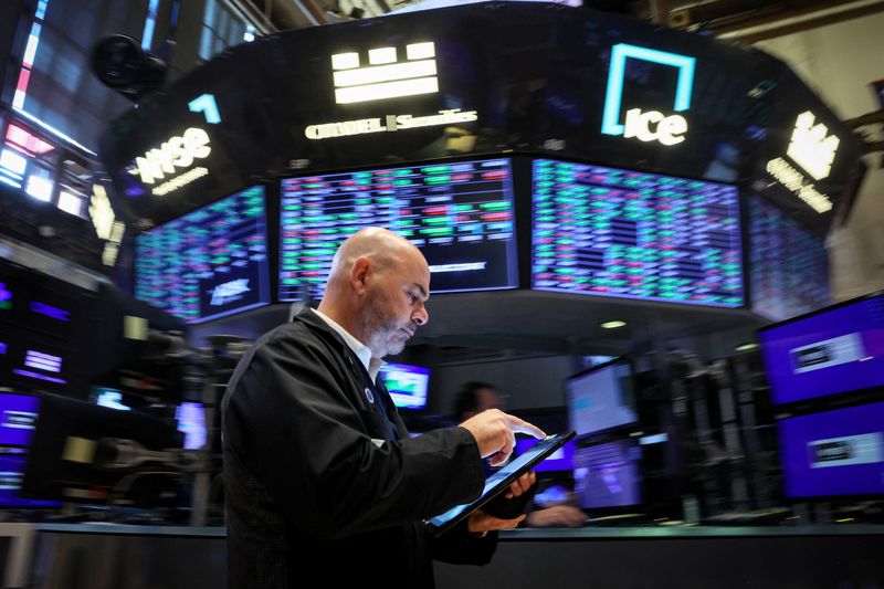 © Reuters. FILE PHOTO: A trader works on the floor at the New York Stock Exchange (NYSE) in New York City, U.S., July 3, 2024.  REUTERS/Brendan McDermid/File Photo