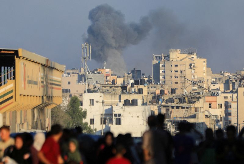 &copy; Reuters. Del fumo si solleva durante un attacco aereo israeliano, nel corso del conflitto tra Israele e Hamas, a Gaza City, 7 luglio 2024. REUTERS/Dawoud Abu Alkasn