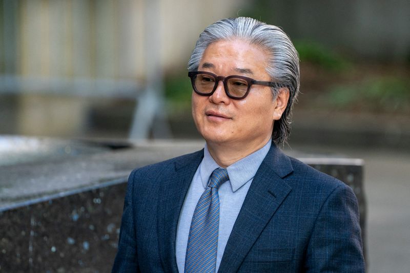 © Reuters. FILE PHOTO: Sung Kook 'Bill' Hwang, the founder and head of the private investment firm Archegos, arrives at federal court for his criminal racketeering trial, in New York City, U.S., May 21, 2024.  REUTERS/David 'Dee' Delgado/File Photo