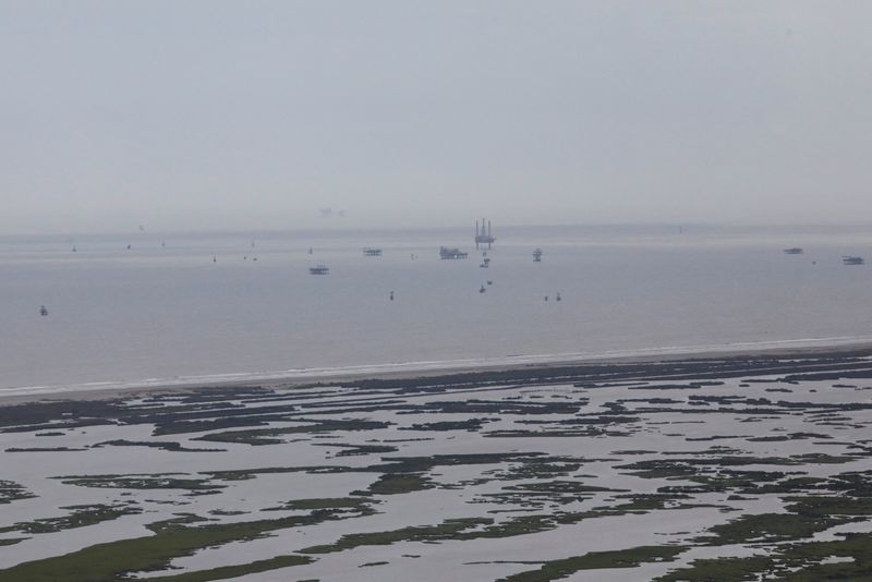 &copy; Reuters. FILE PHOTO: Oil rigs are seen in the Gulf of Mexico after Hurricane Ida made landfall in Louisiana, in Grand Isle, Louisiana, U.S. August 31, 2021. REUTERS/Marco Bello/File Photo