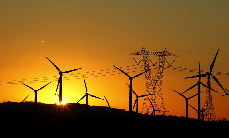 © Reuters. FILE PHOTO: The sun rises behind windmills at a wind farm in Palm Springs, California, February 9, 2011. REUTERS/Lucy Nicholson/File Photo