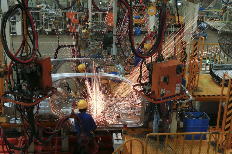 &copy; Reuters. FILE PHOTO: Cars are built at a BYD weld line in Shenzhen, China May 25, 2016.   REUTERS/Bobby Yip/File Photo