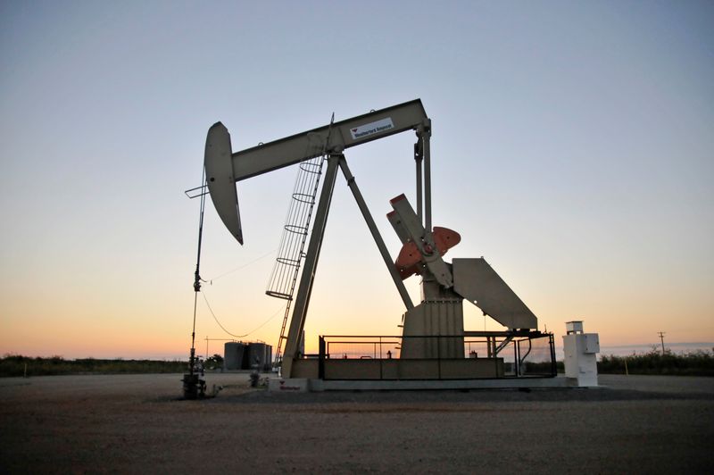 &copy; Reuters. FILE PHOTO: A pump jack operates at a well site leased by Devon Energy Production Company near Guthrie, Oklahoma September 15, 2015.    REUTERS/Nick Oxford/File Photo