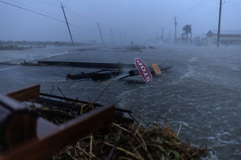 &copy; Reuters. Chuva forte em Surfside Beach, Texasn 8/7/2024   REUTERS/Adrees Latif