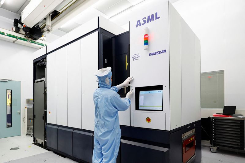 &copy; Reuters. File photo: An assembly engineer works on a TWINSCAN DUV lithography system at ASML in Veldhoven, Netherlands June 16, 2023. REUTERS/Piroschka van de Wouw/File photo