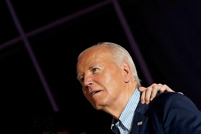 © Reuters. U.S. President Joe Biden, first lady Jill Biden, and Vice President Kamala Harris stand on a White House balcony with Biden’s daughter Ashley and grandchildren Finnegan, Maisy and Robert Hunter Biden II, during an Independence Day celebration in Washington, U.S., July 4, 2024. REUTERS/Elizabeth Frantz/File Photo