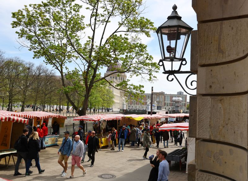 © Reuters. File photo: People visit the Berlin Art Market by the Zeughaus building, near castle Berliner Schloss - Humboldtforum in Berlin, Germany, May 1, 2023.  REUTERS/Fabrizio Bensch/File photo