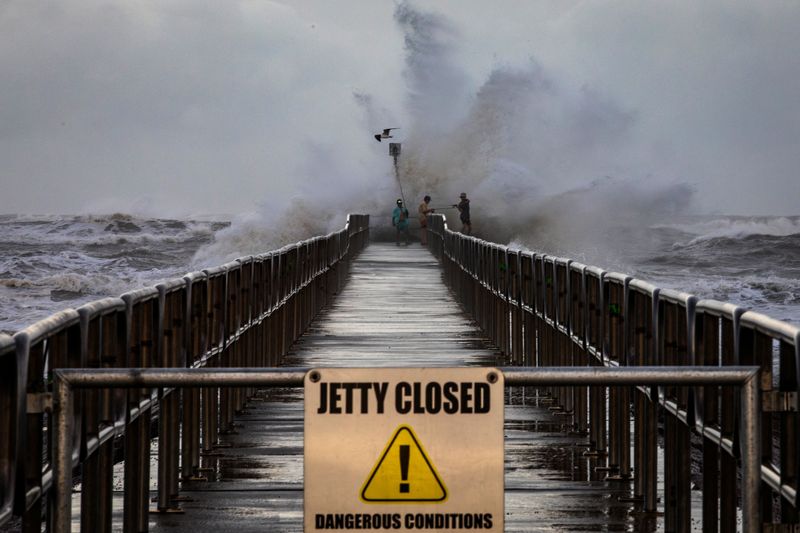 © Reuters. Fishermen from Orange Grove fish off the Packery Channel Jetty amid large swells from Tropical Storm Beryl in Corpus Christi, Texas, U.S. July 7, 2024. Angela Piazza/Caller-Times/USA Today Network via REUTERS