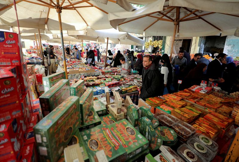 © Reuters. People shop at a popular market in downtown Cairo, Egypt, March 7, 2024 REUTERS/Mohamed Abd El Ghany/File photo