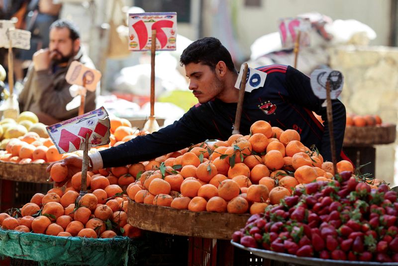 © Reuters. File photo: An Egyptian fruit seller works at a market in Cairo, Egypt, March 7, 2024 REUTERS/Mohamed Abd El Ghany/File photo